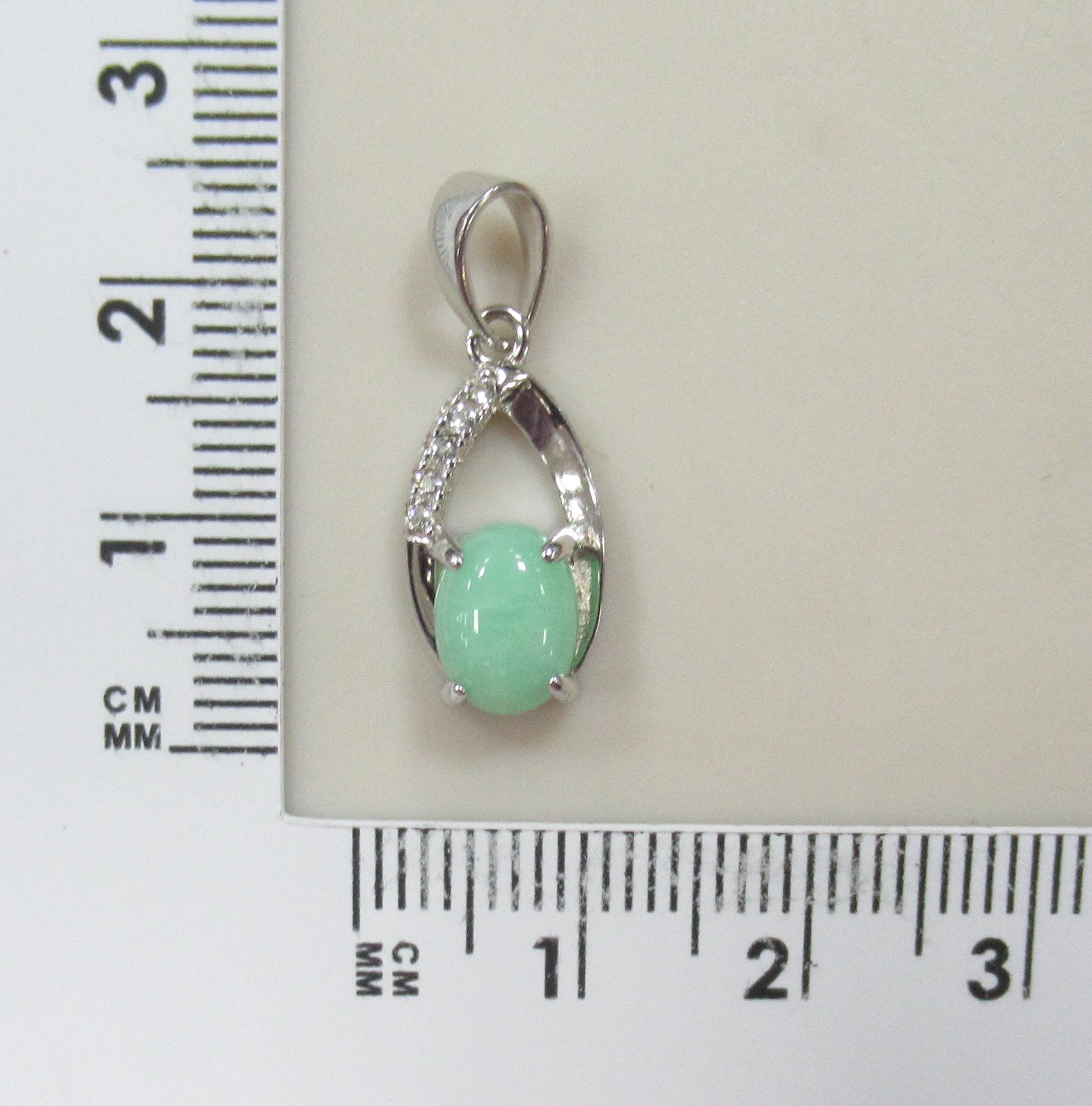 Серебряная подвеска с зеленым халцедоном